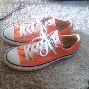 WOMANS CONVERSE SZ 7 PEACH/ ORANGE